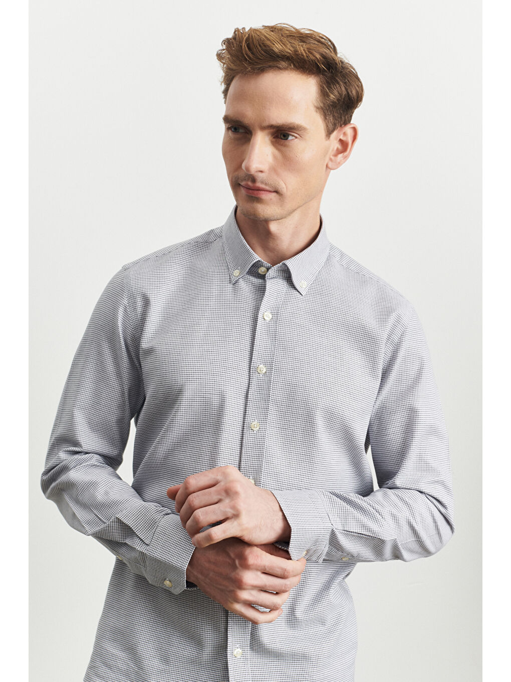 Erkek Beyaz-Siyah Slim Fit Dar Kesim %100 Pamuk Düğmeli Yaka Armürlü Gömlek-2