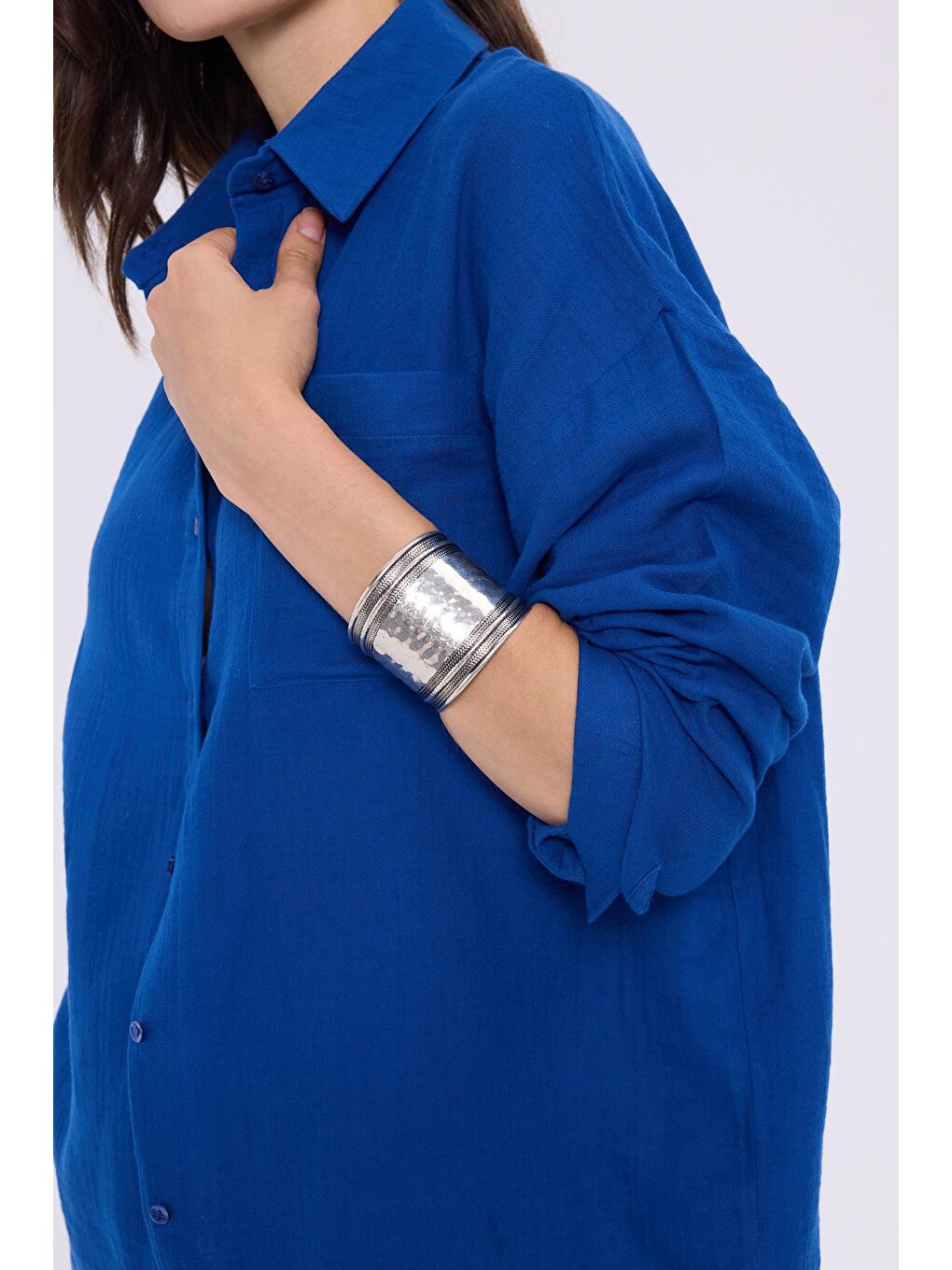 Kadın Oversize Geniş Kesim %100 Pamuk Müslin Kumaş Uzun Kollu Cepli Dokulu Saks Mavi Gömlek-2