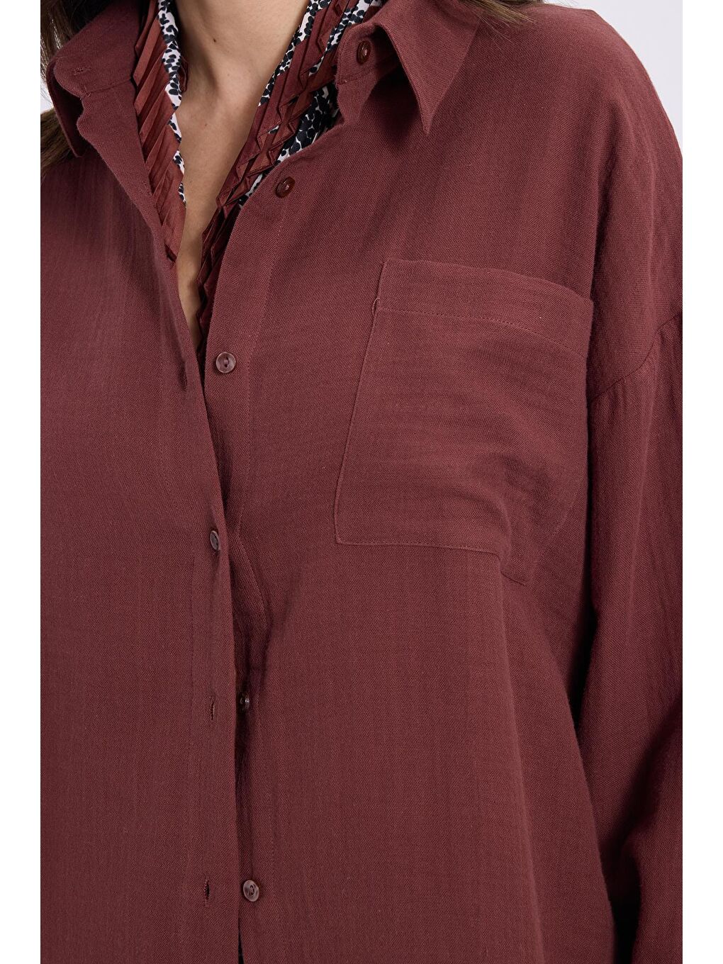 Kadın Oversize Geniş Kesim %100 Pamuk Müslin Kumaş Uzun Kollu Cepli Dokulu Kahverengi Gömlek-2