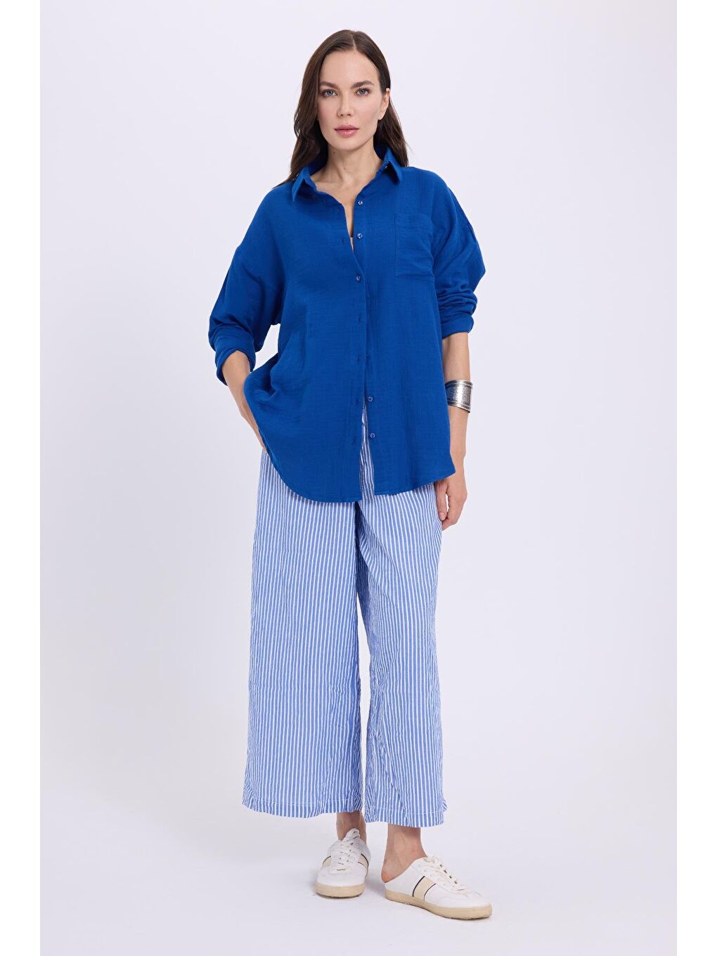 Kadın Oversize Geniş Kesim %100 Pamuk Müslin Kumaş Uzun Kollu Cepli Dokulu Saks Mavi Gömlek-3