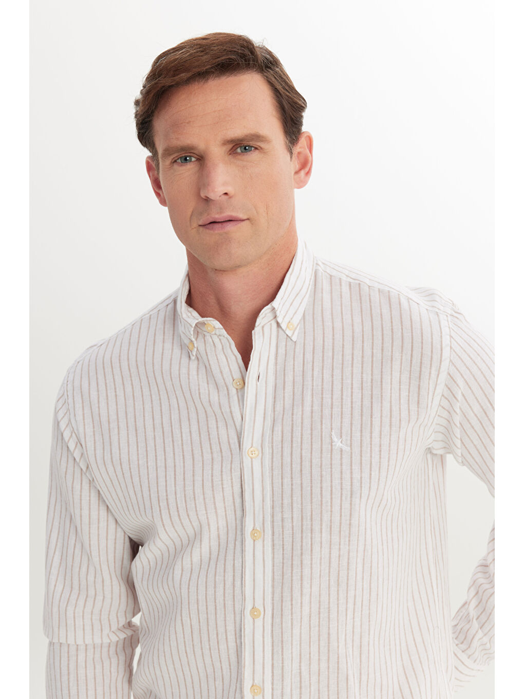 Erkek Beyaz-Bej Pamuklu Keten Comfort Fit Düğmeli Yaka Çizgili Gömlek-3