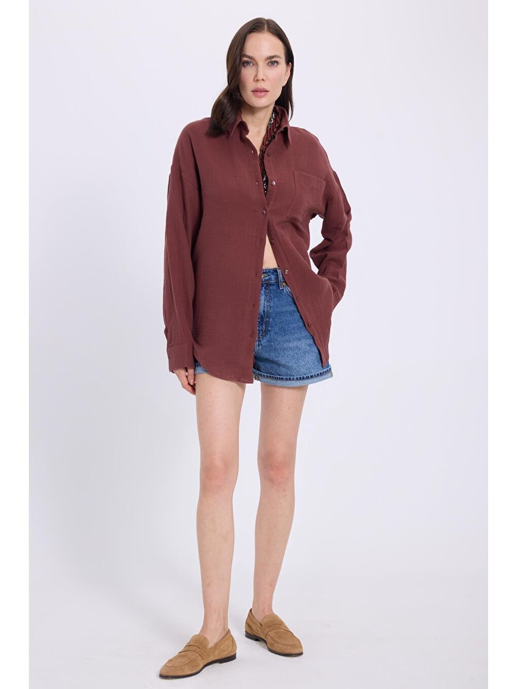 Kadın Oversize Geniş Kesim %100 Pamuk Müslin Kumaş Uzun Kollu Cepli Dokulu Kahverengi Gömlek-3