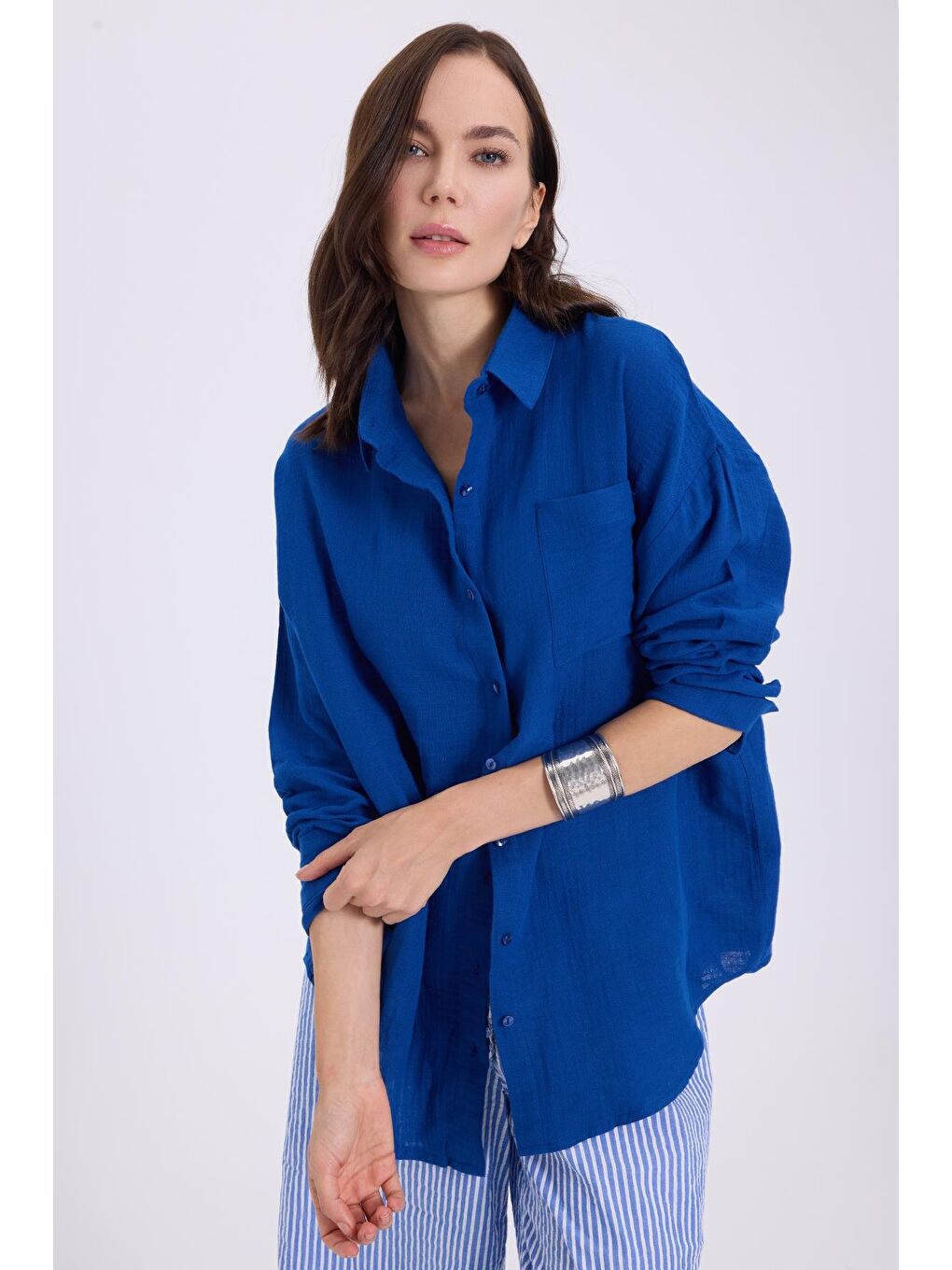 Kadın Oversize Geniş Kesim %100 Pamuk Müslin Kumaş Uzun Kollu Cepli Dokulu Saks Mavi Gömlek-4