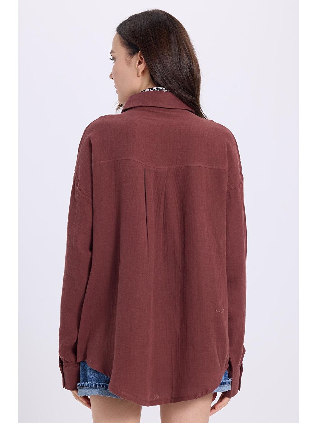 Kadın Oversize Geniş Kesim %100 Pamuk Müslin Kumaş Uzun Kollu Cepli Dokulu Kahverengi Gömlek-5