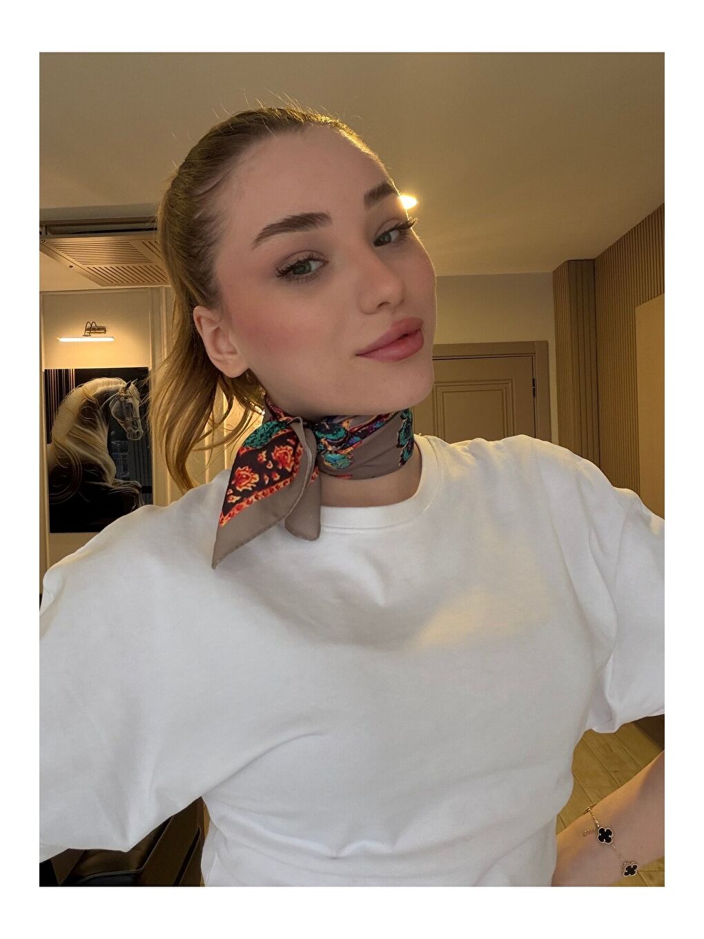 Kadın Desenli Saten Boyun Fuları Bandana Bej Yeşil Turuncu FLR2008-1