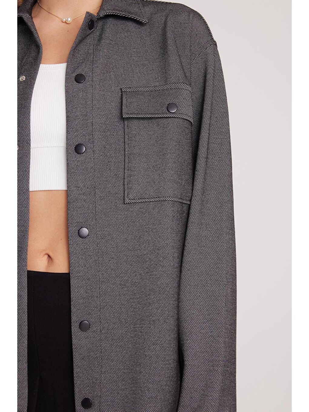 Kadın Relax Fit Rahat Kesim Örme Çift Cepli Siyah Gömlek-2