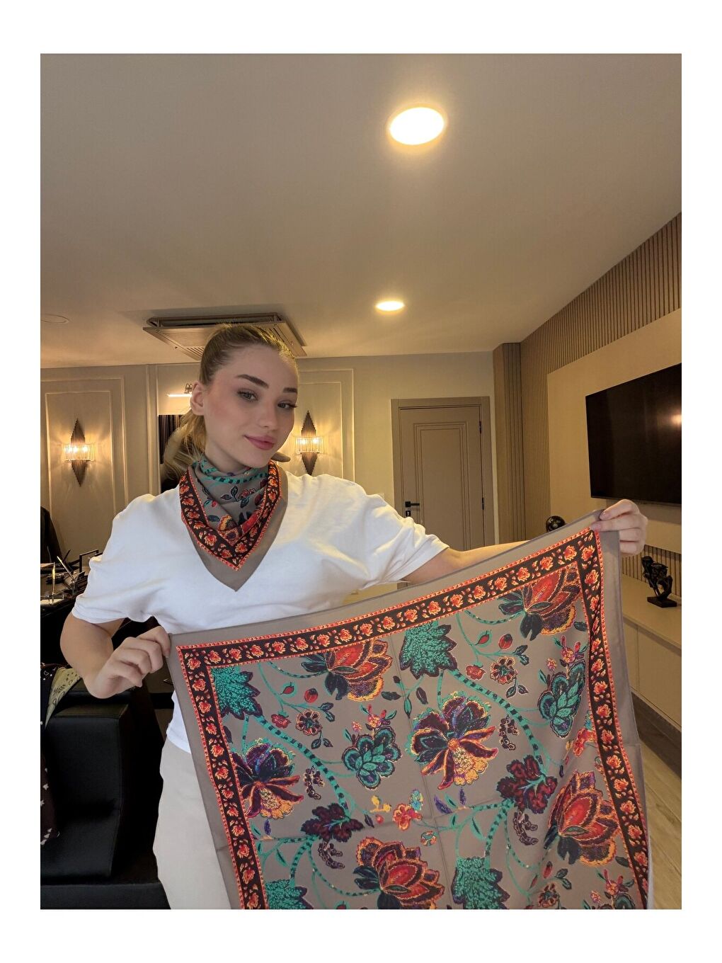 Kadın Desenli Saten Boyun Fuları Bandana Bej Yeşil Turuncu FLR2008-2