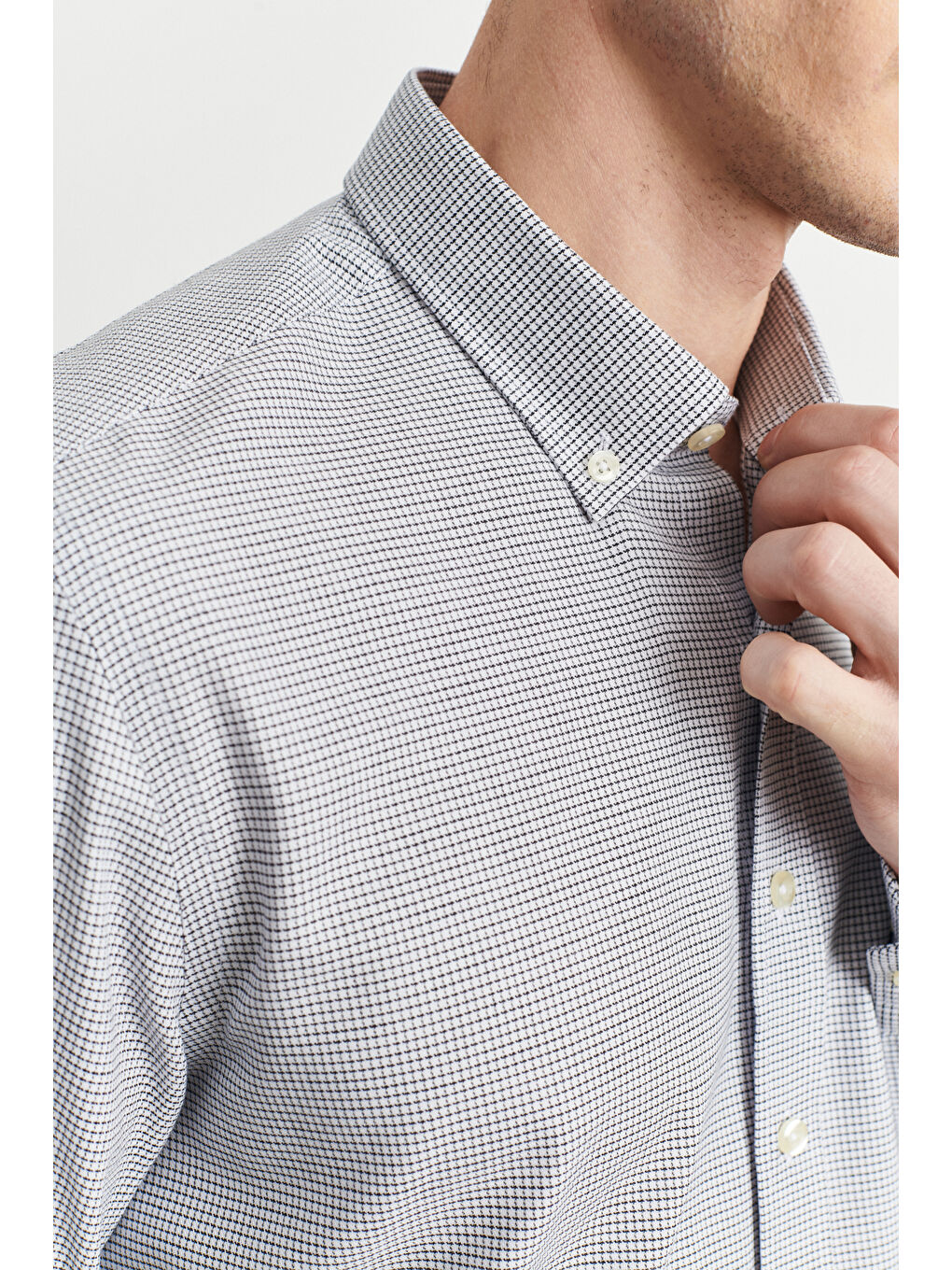 Erkek Beyaz-Siyah Slim Fit Dar Kesim %100 Pamuk Düğmeli Yaka Armürlü Gömlek-4