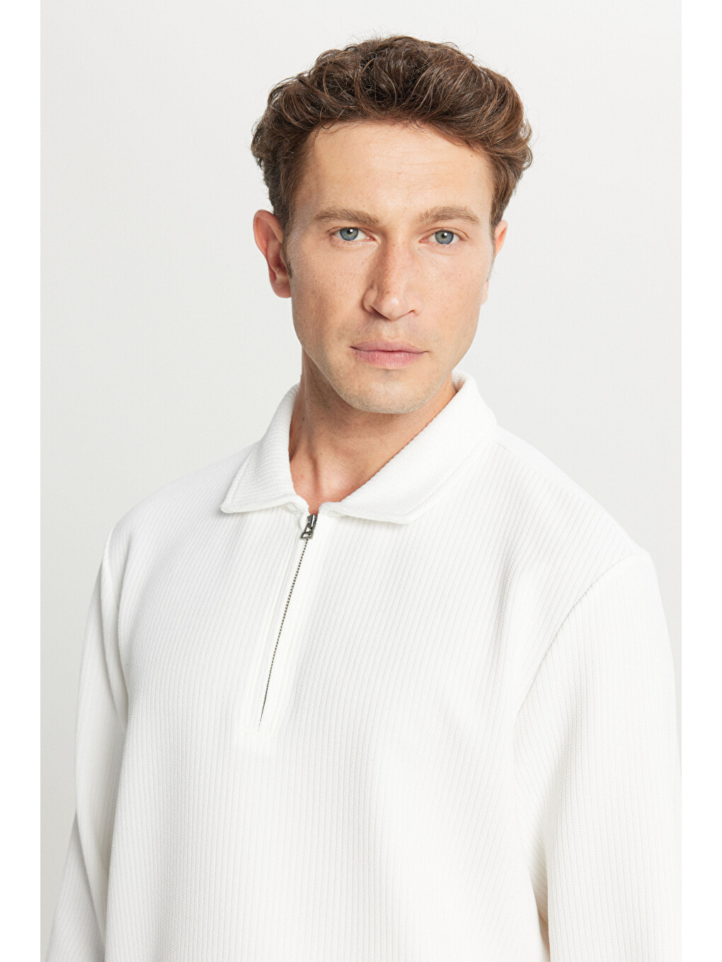 Erkek Ekru Standart Fit Normal Kesim Polo Yaka Jakarlı Esnek Uzun Kollu Tişört-5