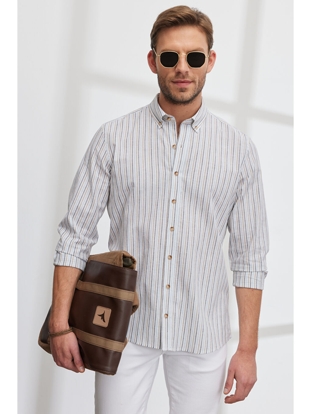 Erkek Beyaz-Bej Slim Fit Dar Kesim Düğmeli Yaka Organik Pamuklu Çizgili Keten Gömlek
