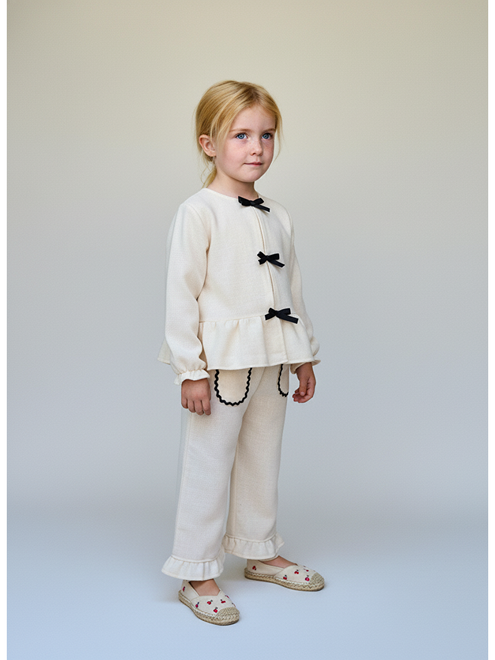 Ekru Kız Çocuk Pamuklu Krem Fiyonk Detaylı Takım – Rahat Ve Zarif Tasarım-1