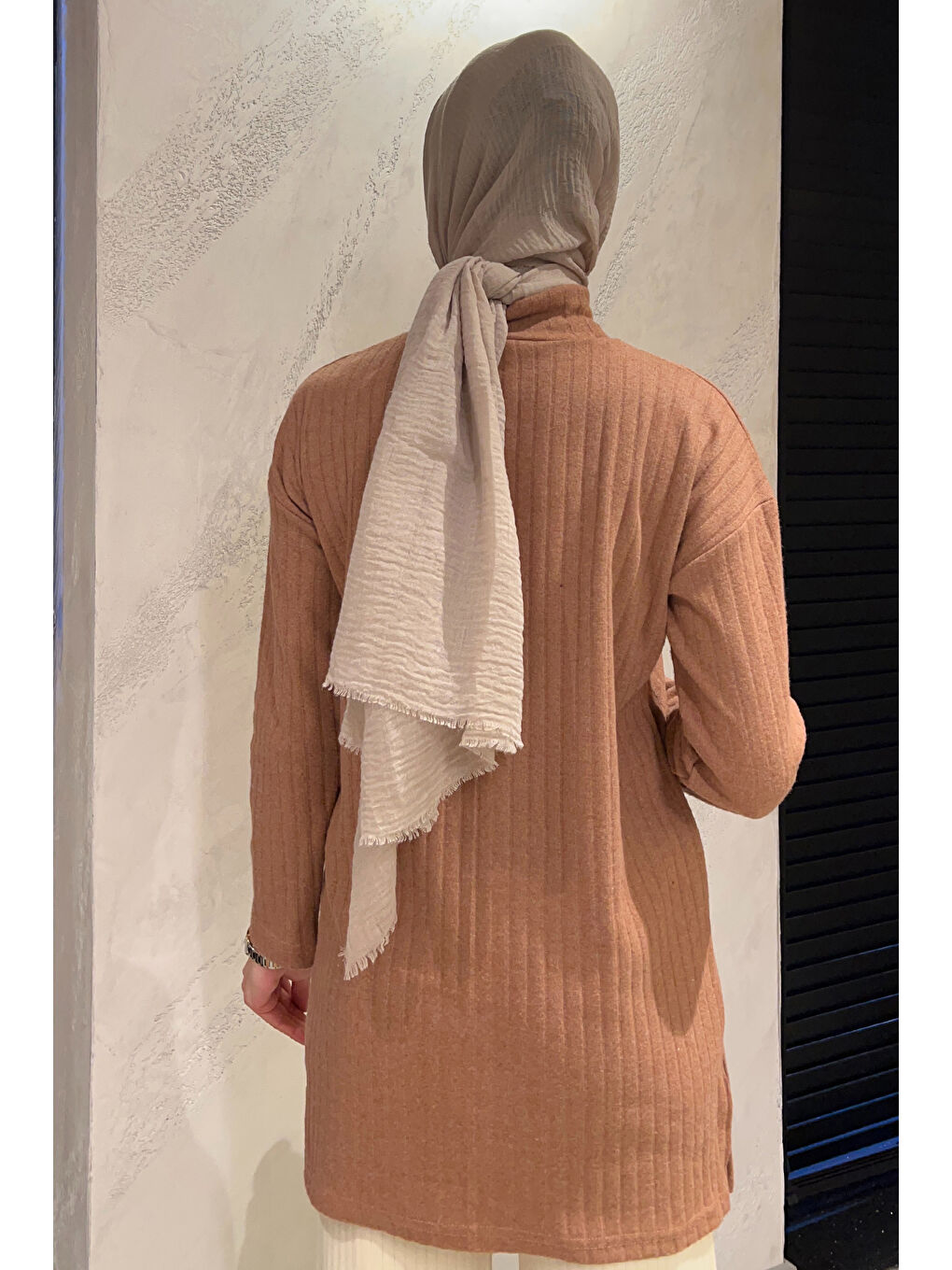 Kahverengi Yarım Balıkçı Yaka Yırtmaçlı Tesettür Tunik-6