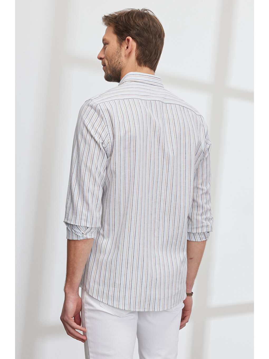 Erkek Beyaz-Bej Slim Fit Dar Kesim Düğmeli Yaka Organik Pamuklu Çizgili Keten Gömlek-1