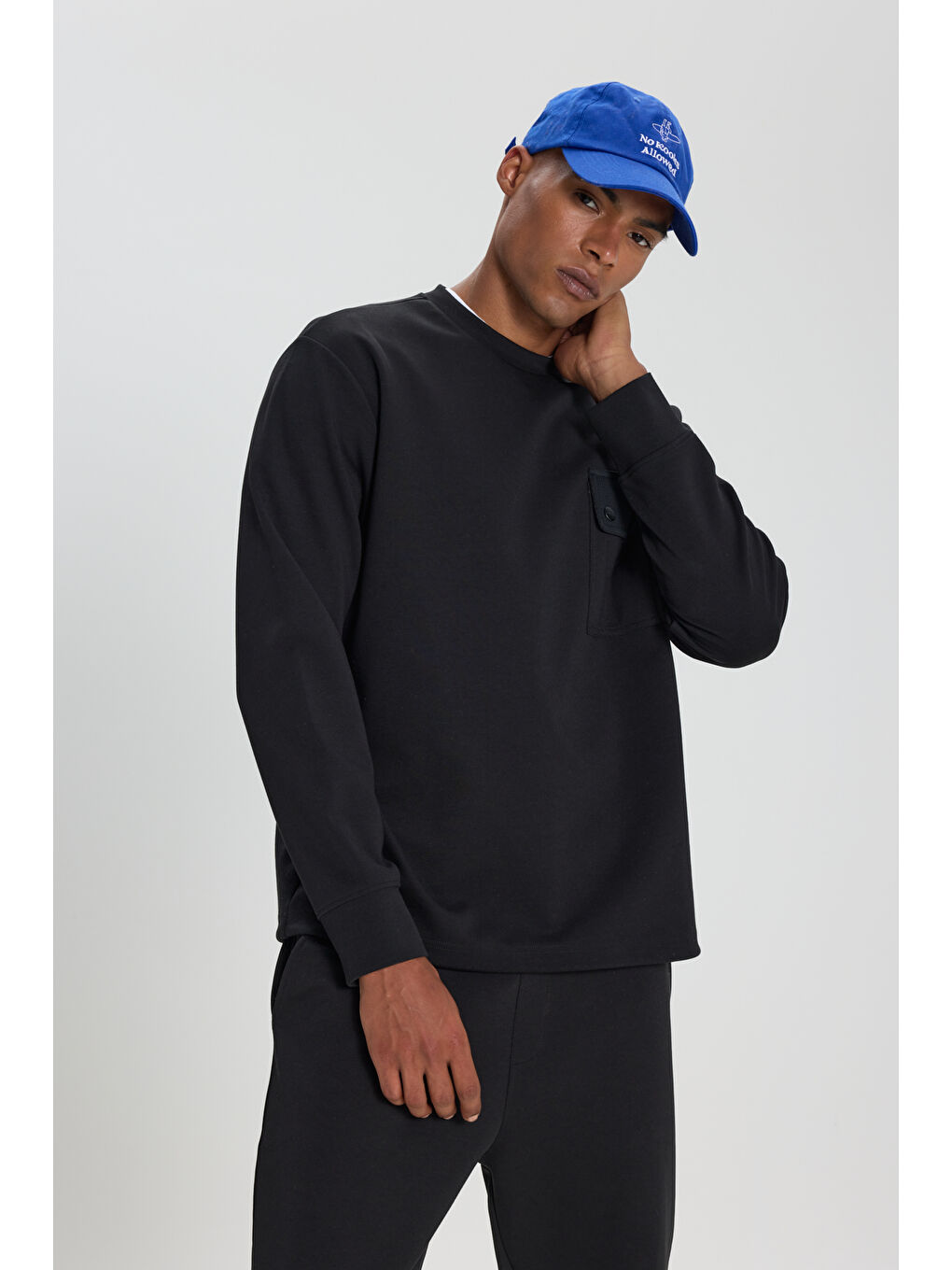 Erkek Siyah Pamuklu Standart Fit Normal Kesim Bisiklet Yaka Cepli Esnek Sweatshirt