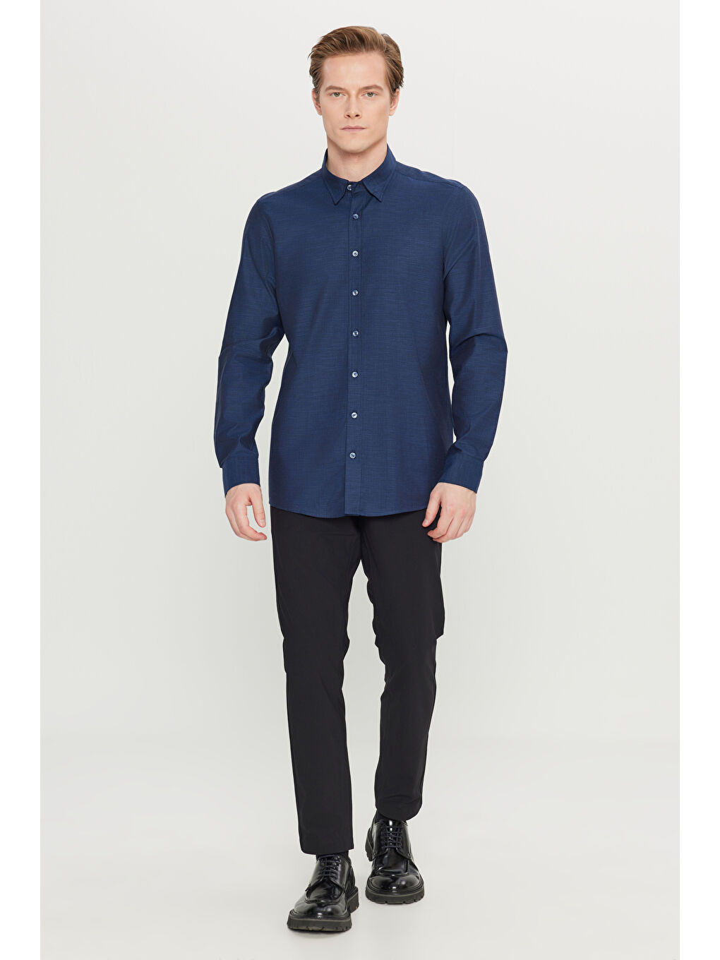 Erkek Lacivert %100 Pamuk Slim Fit Dar Kesim Düğmeli Yaka Balıksırtı Desenli Gömlek-1