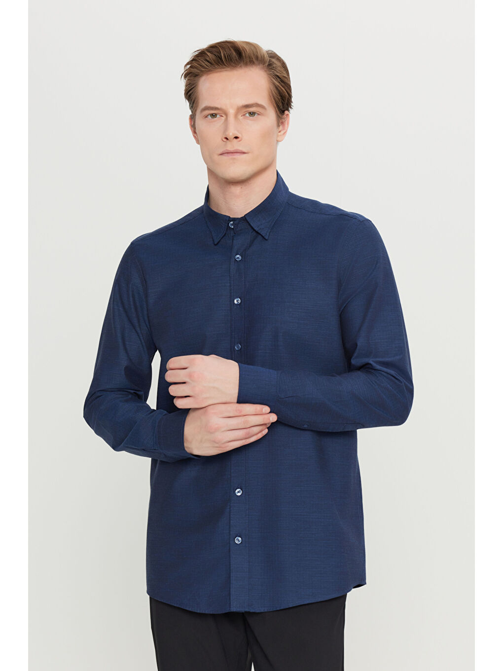 Erkek Lacivert %100 Pamuk Slim Fit Dar Kesim Düğmeli Yaka Balıksırtı Desenli Gömlek-2