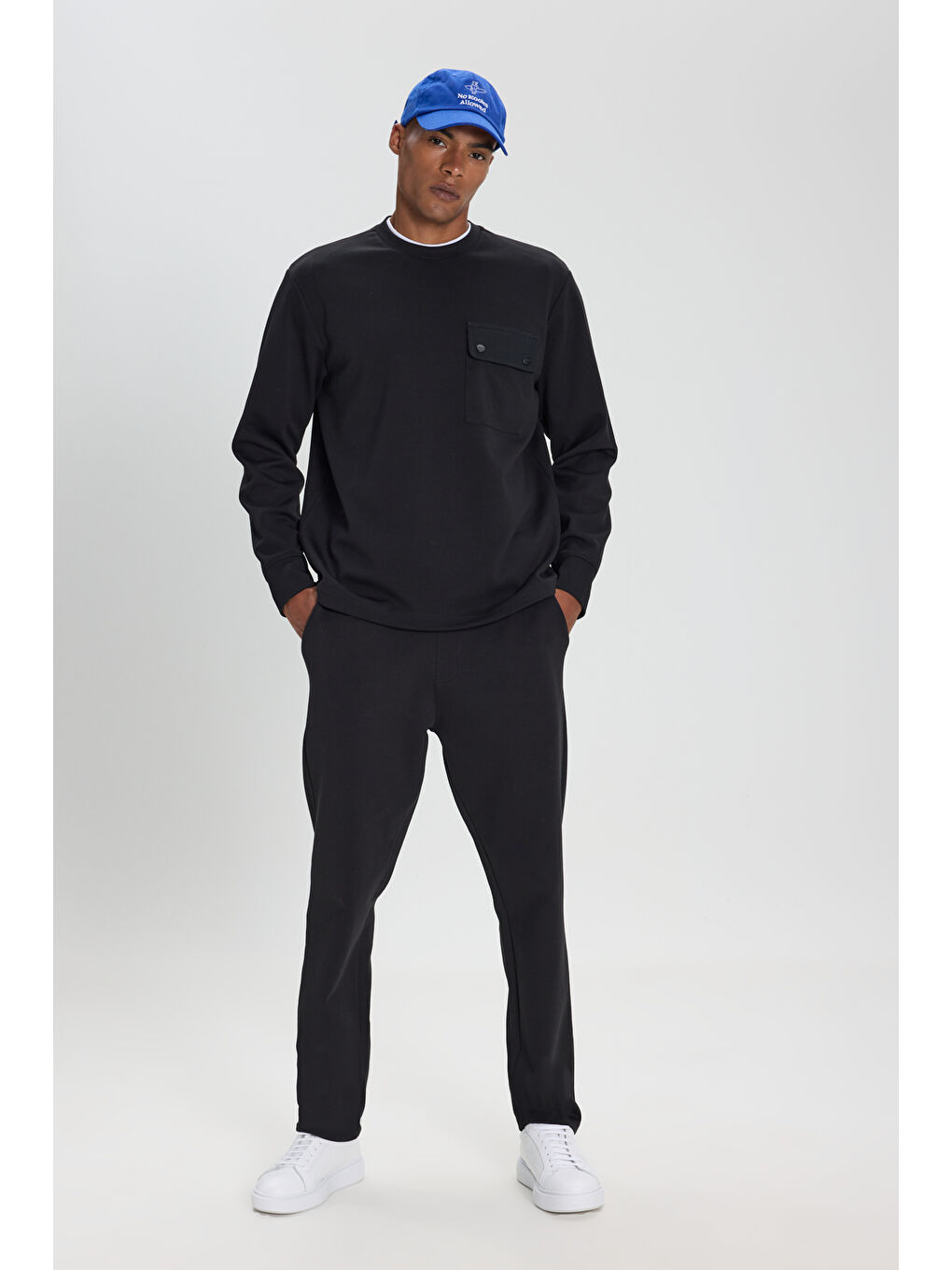 Erkek Siyah Pamuklu Standart Fit Normal Kesim Bisiklet Yaka Cepli Esnek Sweatshirt-1