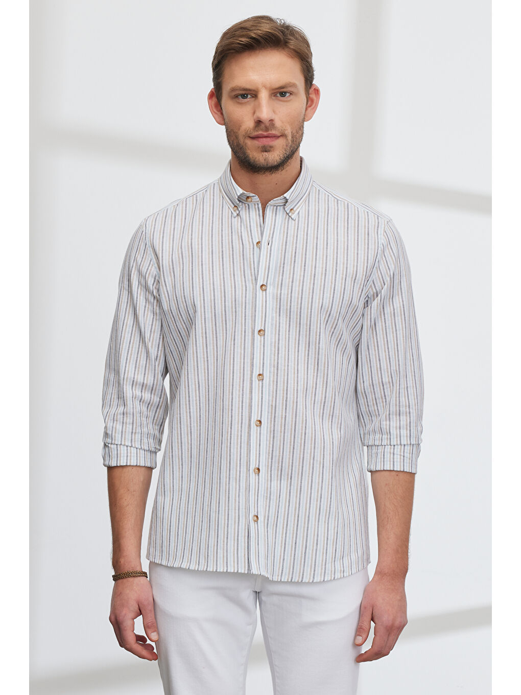 Erkek Beyaz-Bej Slim Fit Dar Kesim Düğmeli Yaka Organik Pamuklu Çizgili Keten Gömlek-3