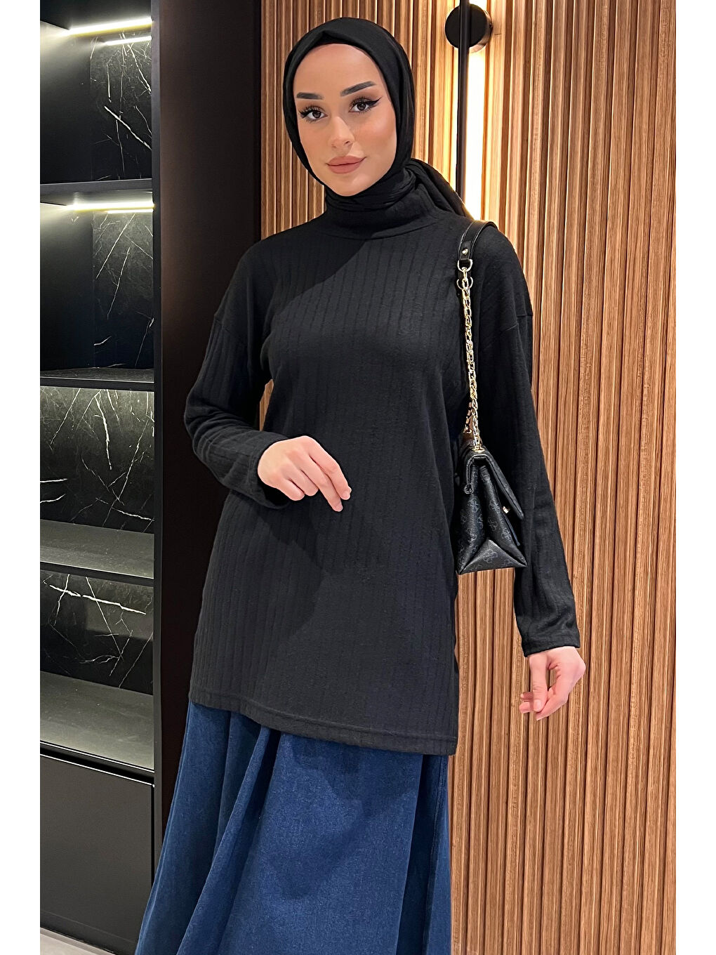 Siyah Yarım Balıkçı Yaka Yırtmaçlı Tesettür Tunik-3