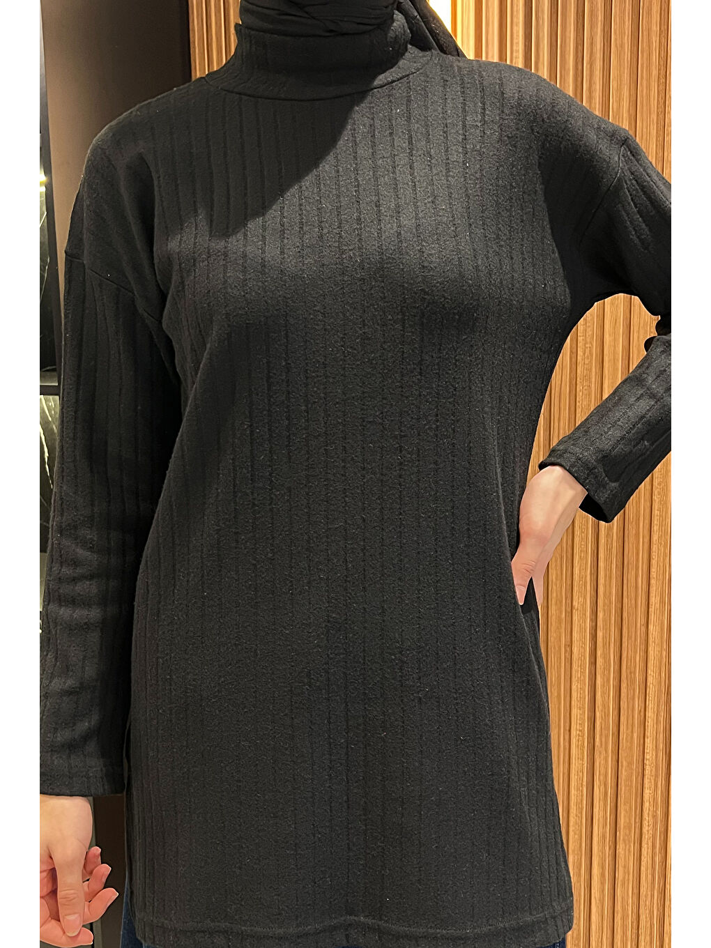 Siyah Yarım Balıkçı Yaka Yırtmaçlı Tesettür Tunik-4