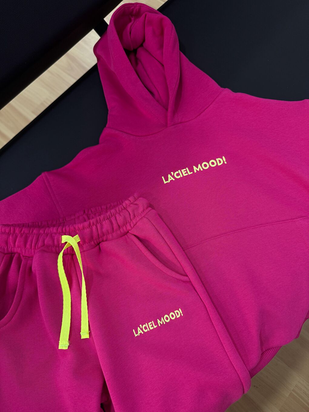 Kız Çocuk Pamuklu Pembe Kapüşonlu Eşofman Takımı – Rahat Ve Trend Tasarım-3