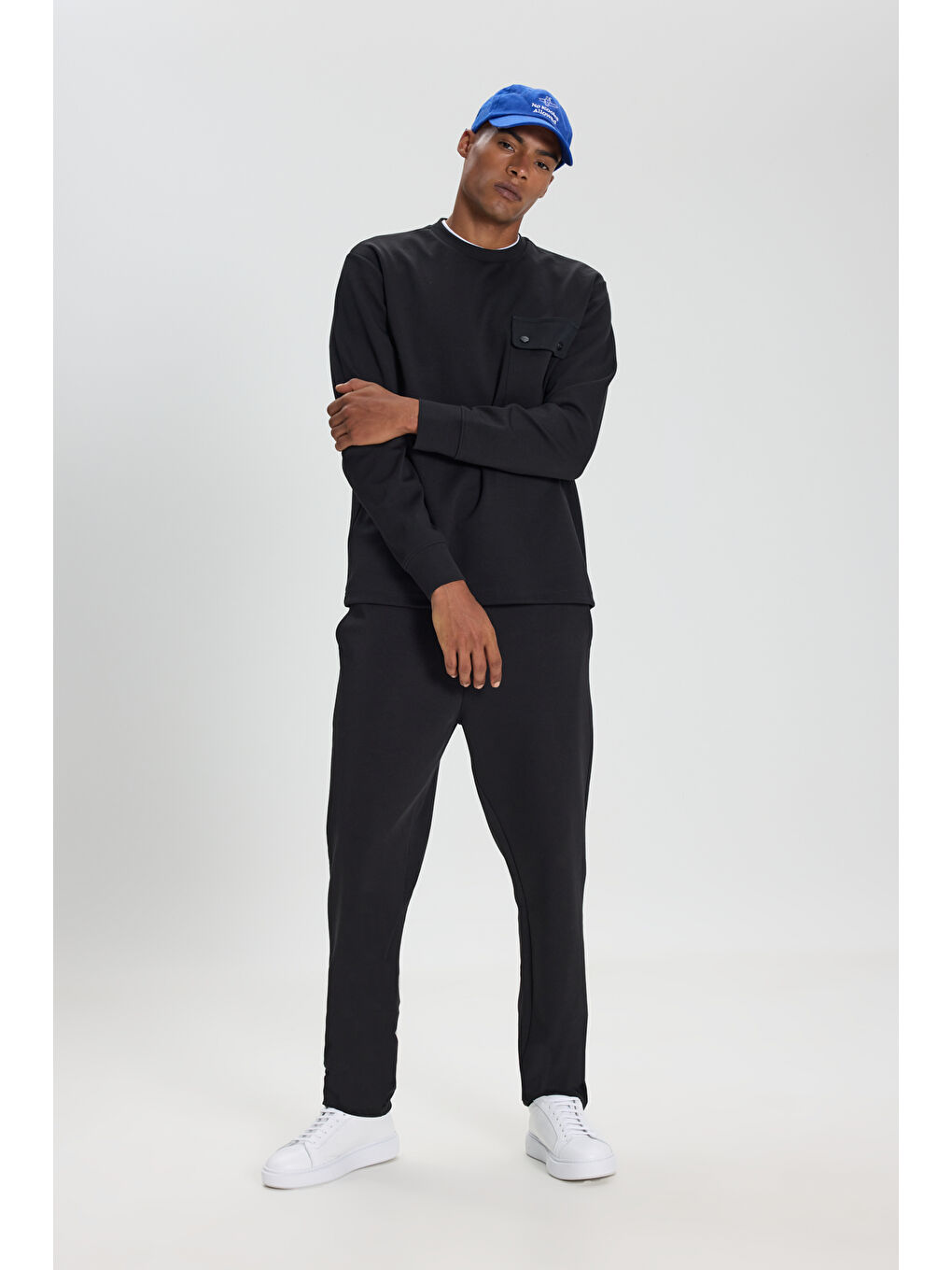 Erkek Siyah Pamuklu Standart Fit Normal Kesim Bisiklet Yaka Cepli Esnek Sweatshirt-2