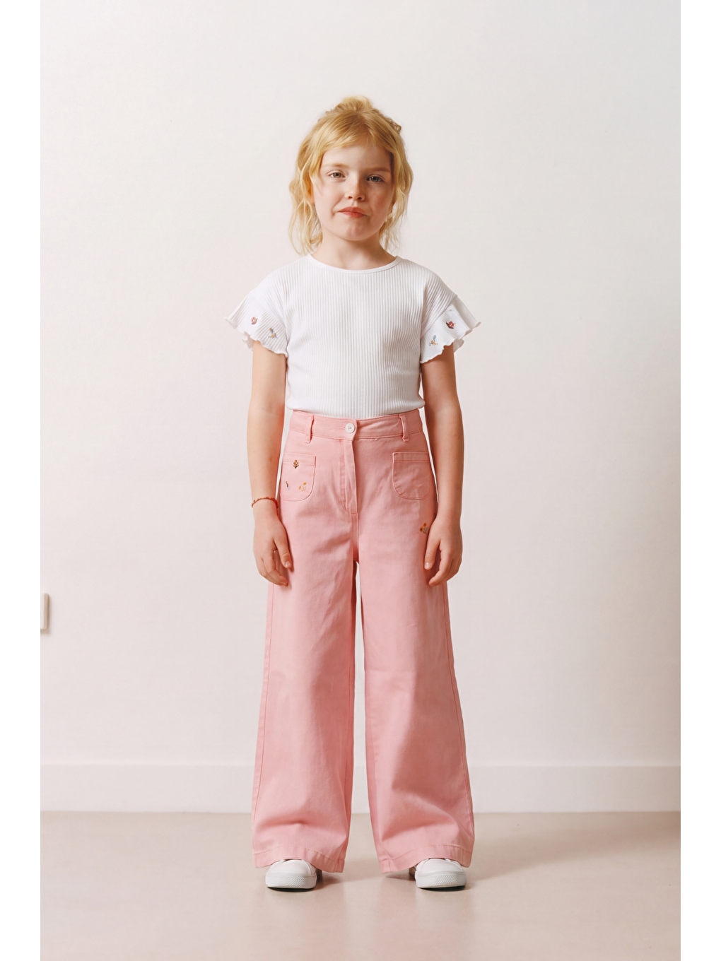Kız Çocuk Pamuklu Beyaz Fırfır Kollu T-Shirt Pembe Nakışlı Bol Paça Pantolon Takım