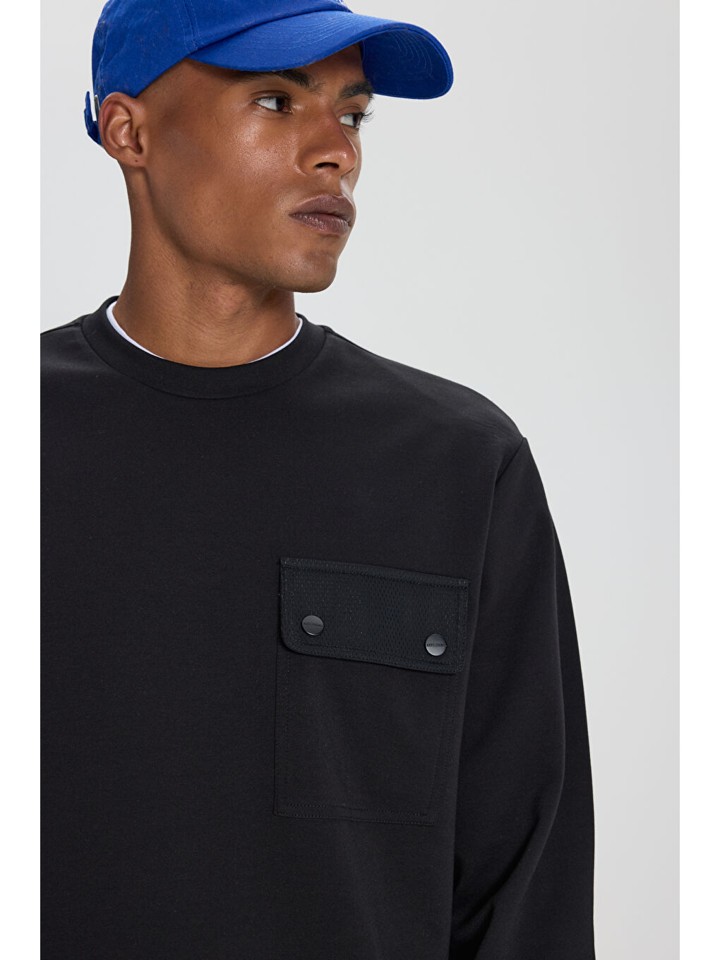 Erkek Siyah Pamuklu Standart Fit Normal Kesim Bisiklet Yaka Cepli Esnek Sweatshirt-3