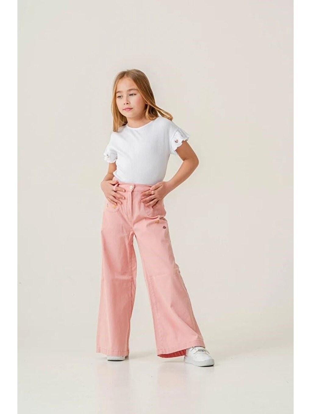 Kız Çocuk Pamuklu Beyaz Fırfır Kollu T-Shirt Pembe Nakışlı Bol Paça Pantolon Takım-1