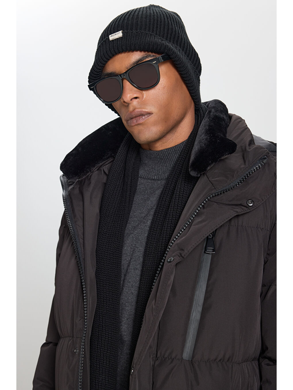 Erkek Siyah Standart Fit Normal Kesim Çıkma Kapüşon Dik Yaka Yan Cepli Kaban-4