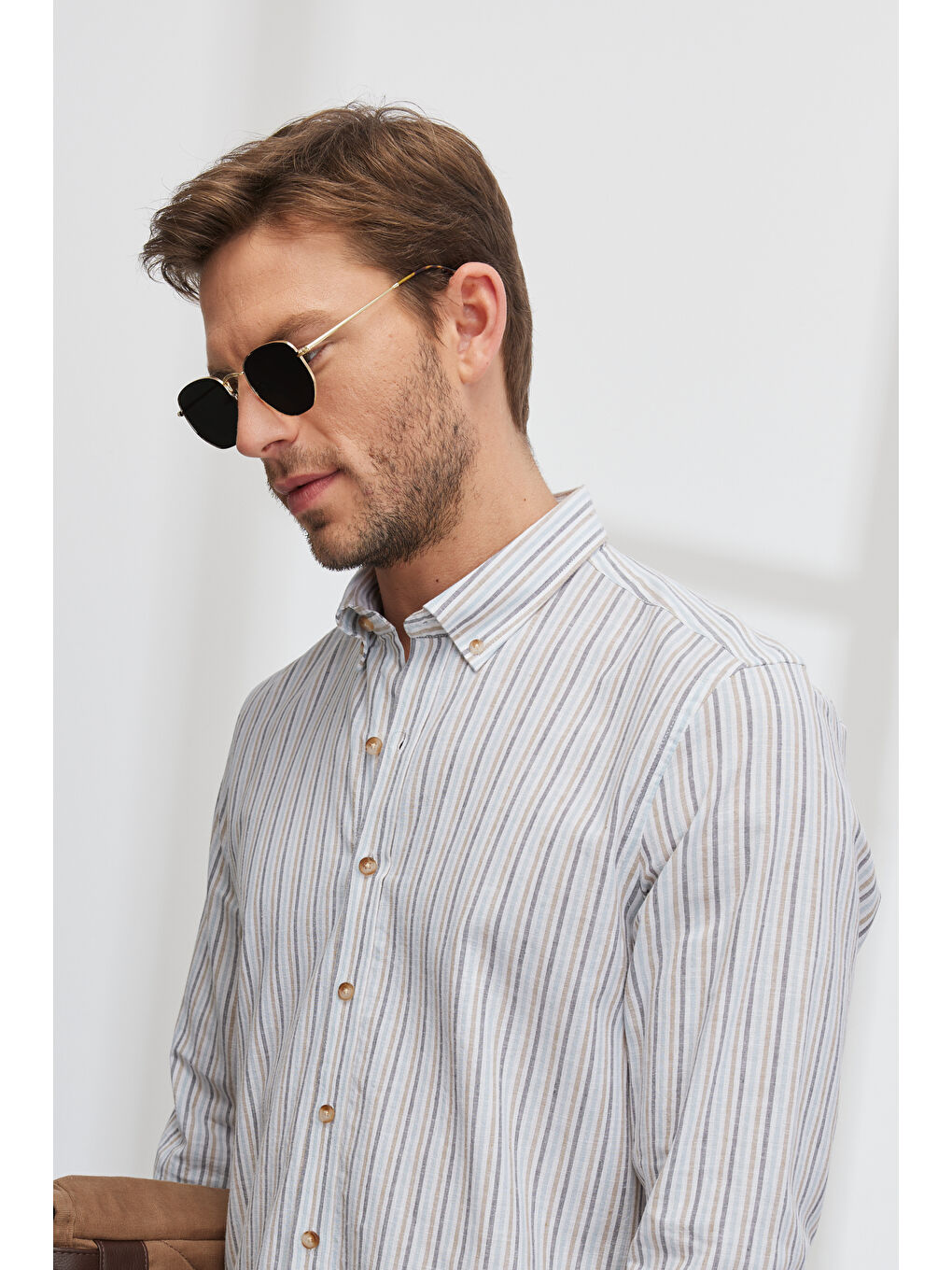 Erkek Beyaz-Bej Slim Fit Dar Kesim Düğmeli Yaka Organik Pamuklu Çizgili Keten Gömlek-4