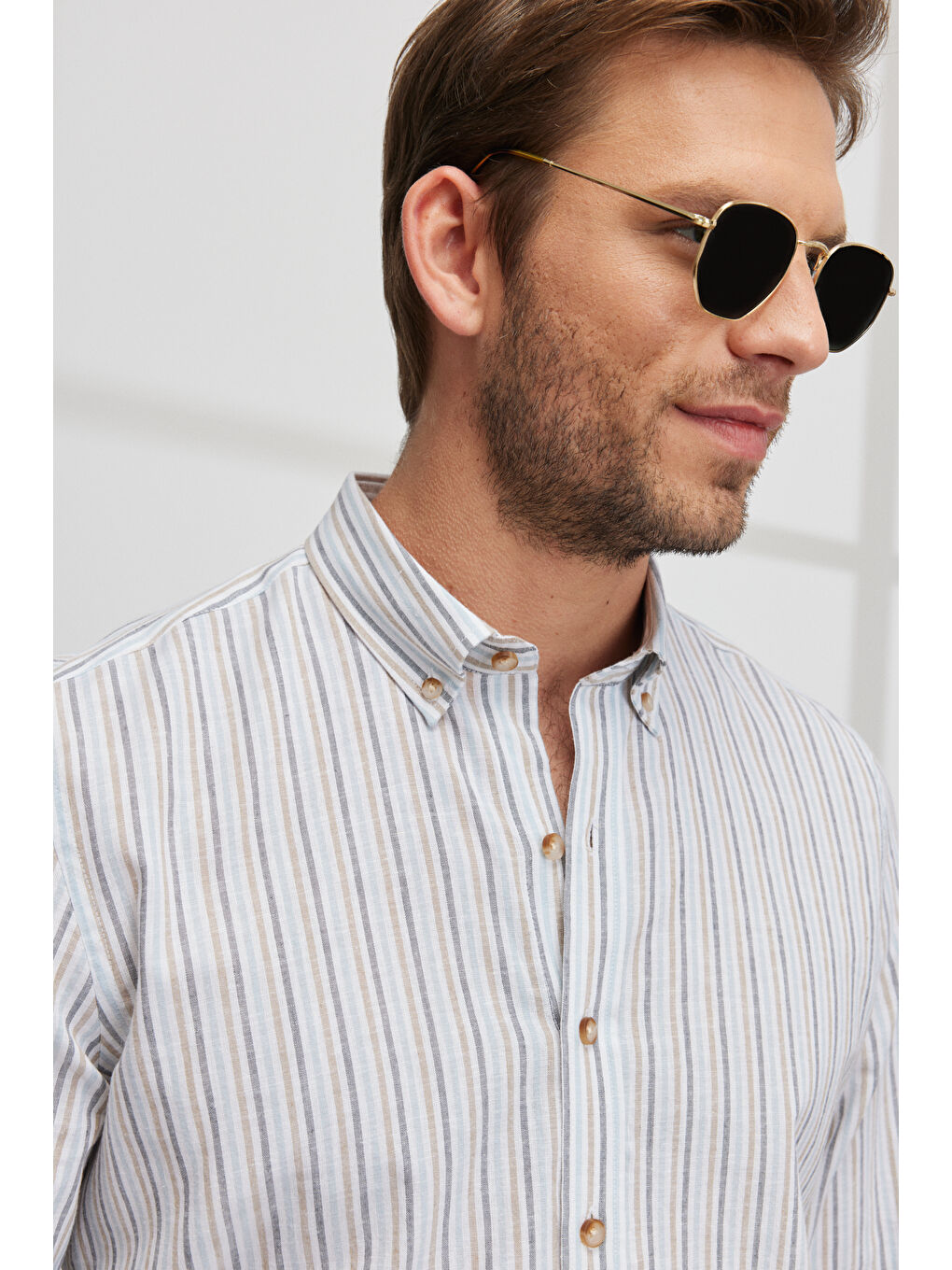 Erkek Beyaz-Bej Slim Fit Dar Kesim Düğmeli Yaka Organik Pamuklu Çizgili Keten Gömlek-5