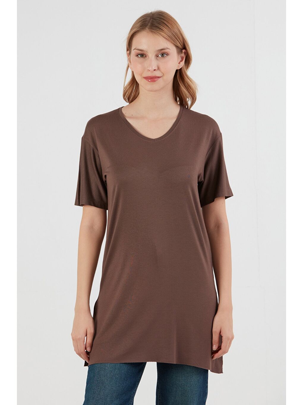 Kahverengi Basic V Yaka Yanları Yırtmaçlı Elastanlı Salaş Tişört