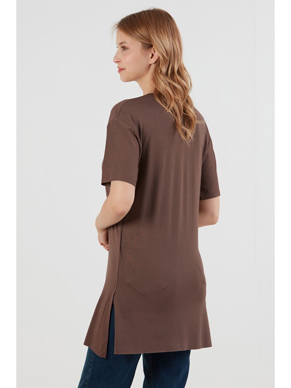 Kahverengi Basic V Yaka Yanları Yırtmaçlı Elastanlı Salaş Tişört-2