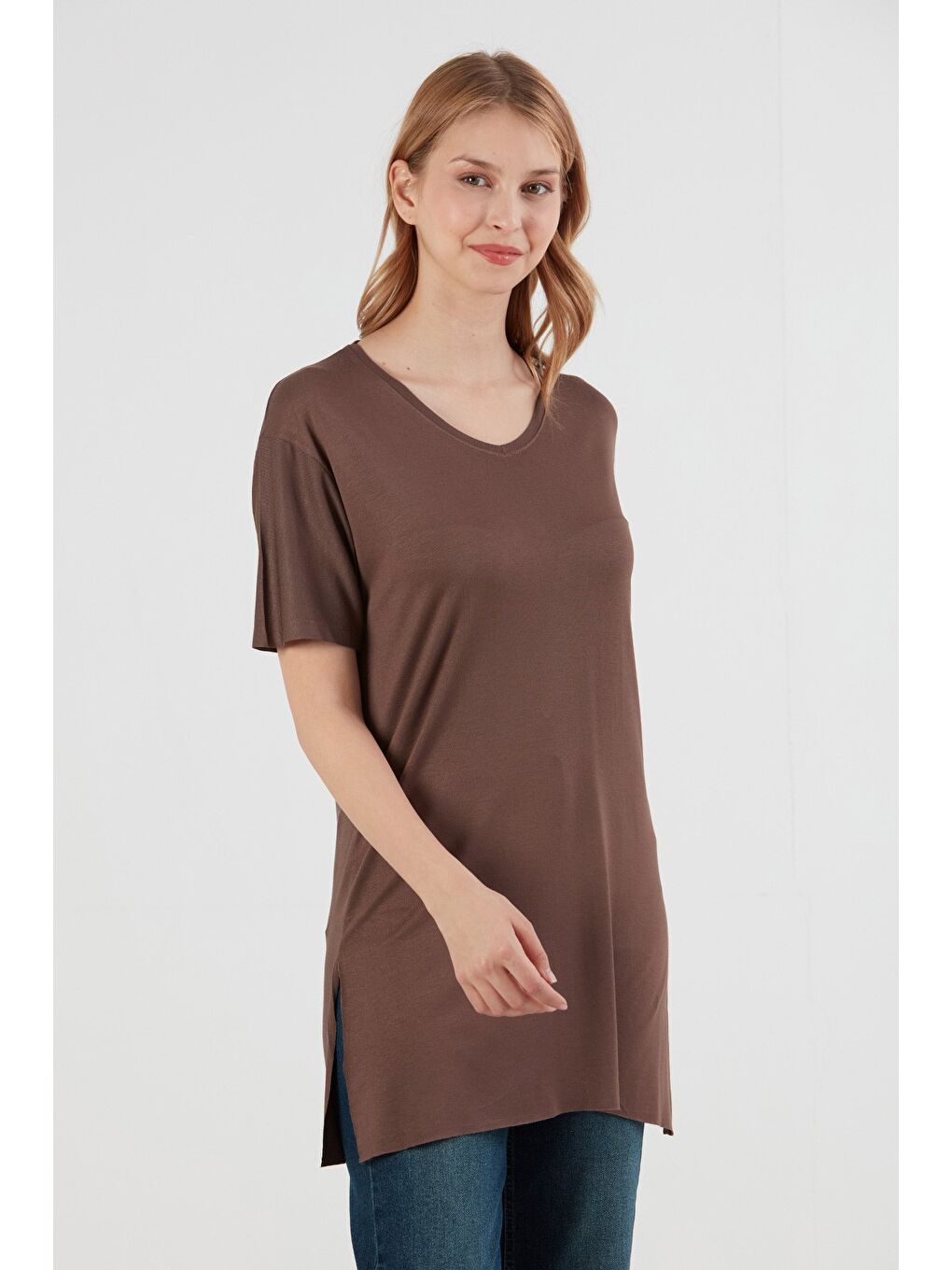 Kahverengi Basic V Yaka Yanları Yırtmaçlı Elastanlı Salaş Tişört-3