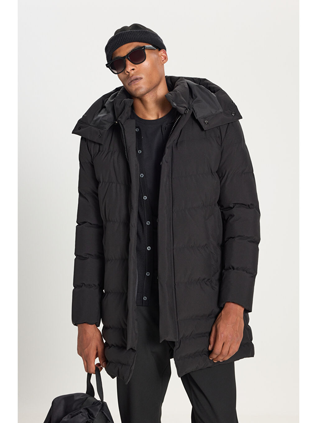 Erkek Siyah Standart Fit Normal Kesim Çıkma Kapüşon Dik Yaka Yan Cepli Kaban