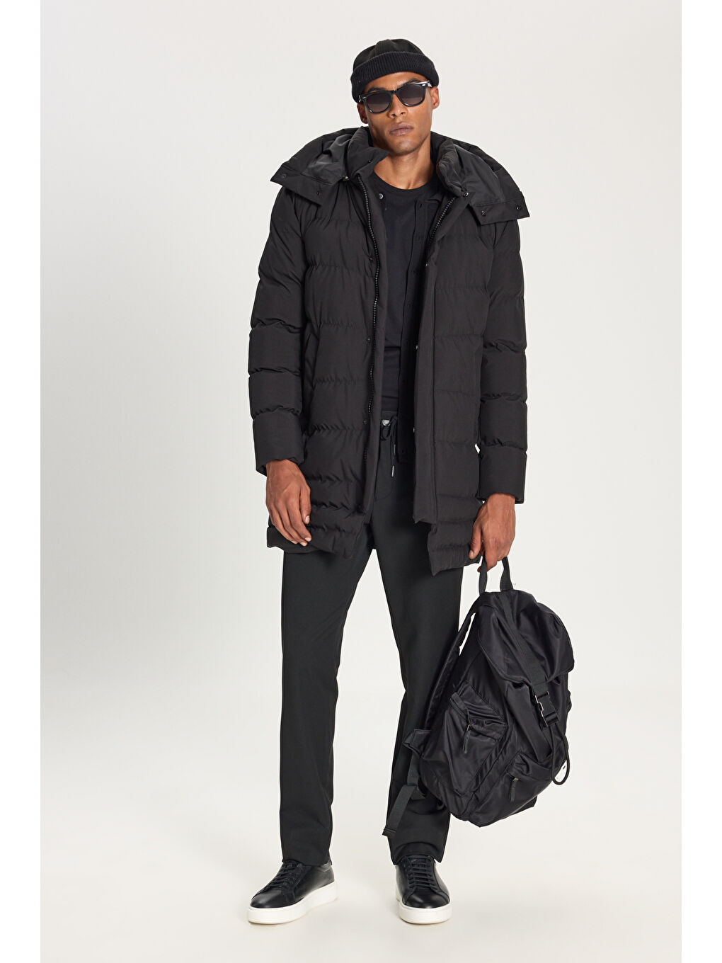 Erkek Siyah Standart Fit Normal Kesim Çıkma Kapüşon Dik Yaka Yan Cepli Kaban-1