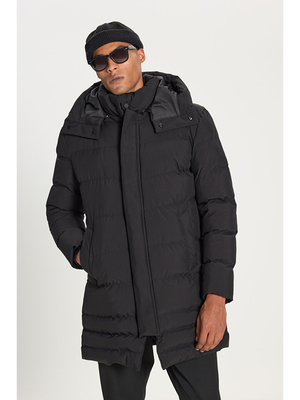 Erkek Siyah Standart Fit Normal Kesim Çıkma Kapüşon Dik Yaka Yan Cepli Kaban-3