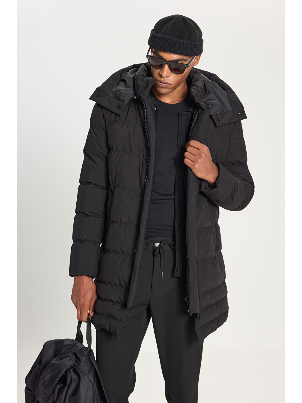 Erkek Siyah Standart Fit Normal Kesim Çıkma Kapüşon Dik Yaka Yan Cepli Kaban-4