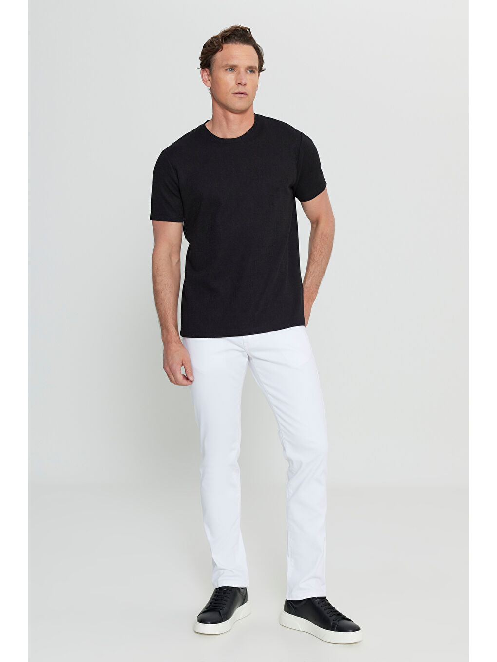 Erkek Siyah Pamuklu Slim Fit Dar Kesim Bisiklet Yaka Jakarlı Esnek Tişört-1