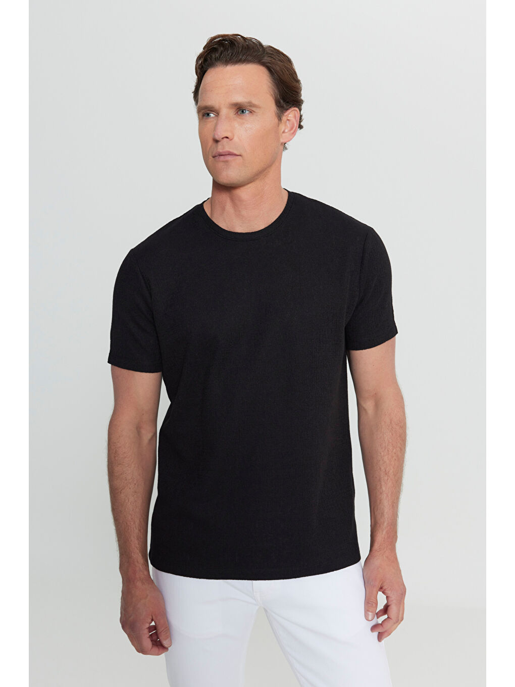 Erkek Siyah Pamuklu Slim Fit Dar Kesim Bisiklet Yaka Jakarlı Esnek Tişört-2