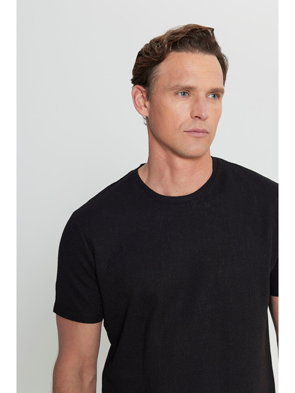 Erkek Siyah Pamuklu Slim Fit Dar Kesim Bisiklet Yaka Jakarlı Esnek Tişört-3
