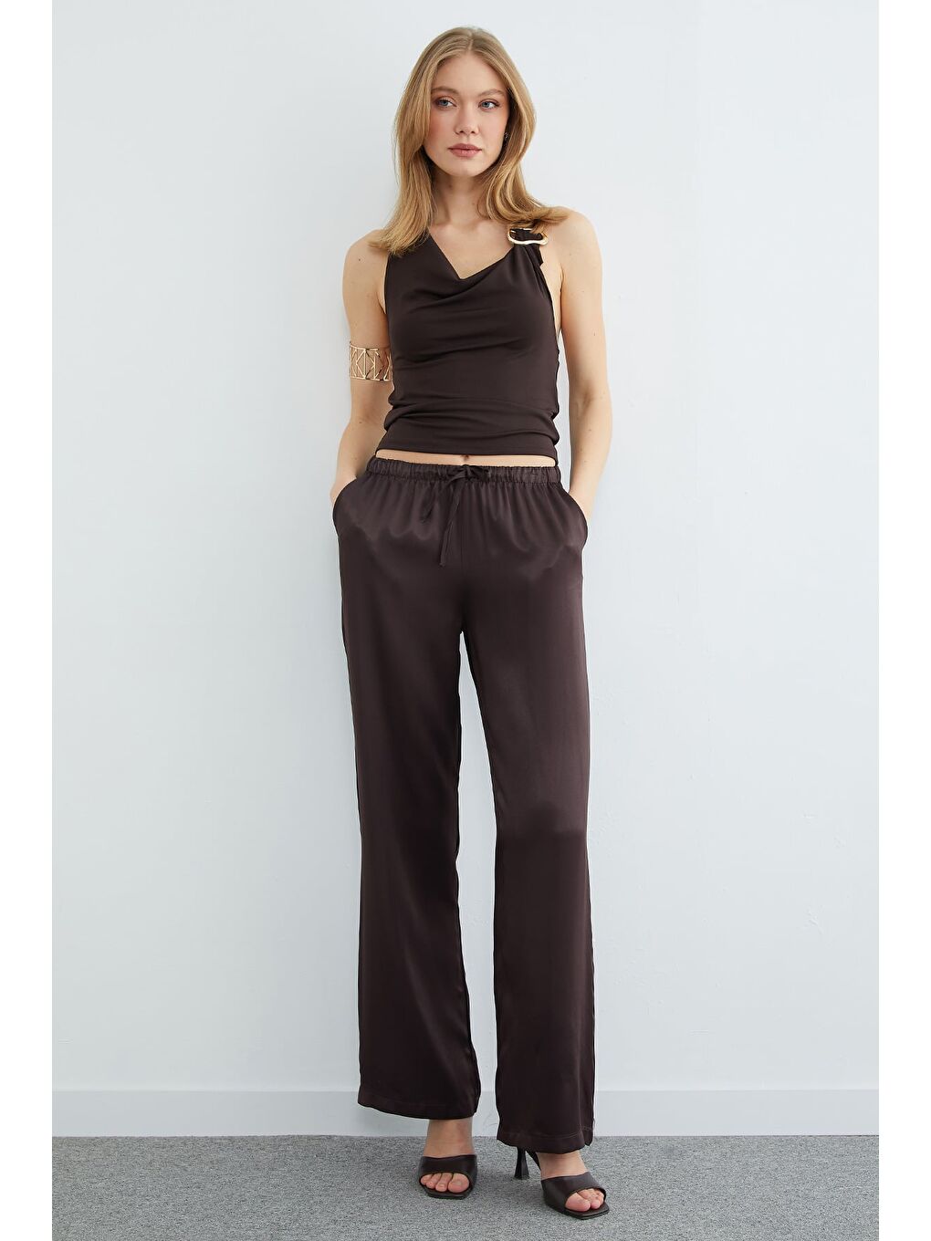 Kahverengi Beli Lastikli Cepli Palazzo Saten Pantolon-2