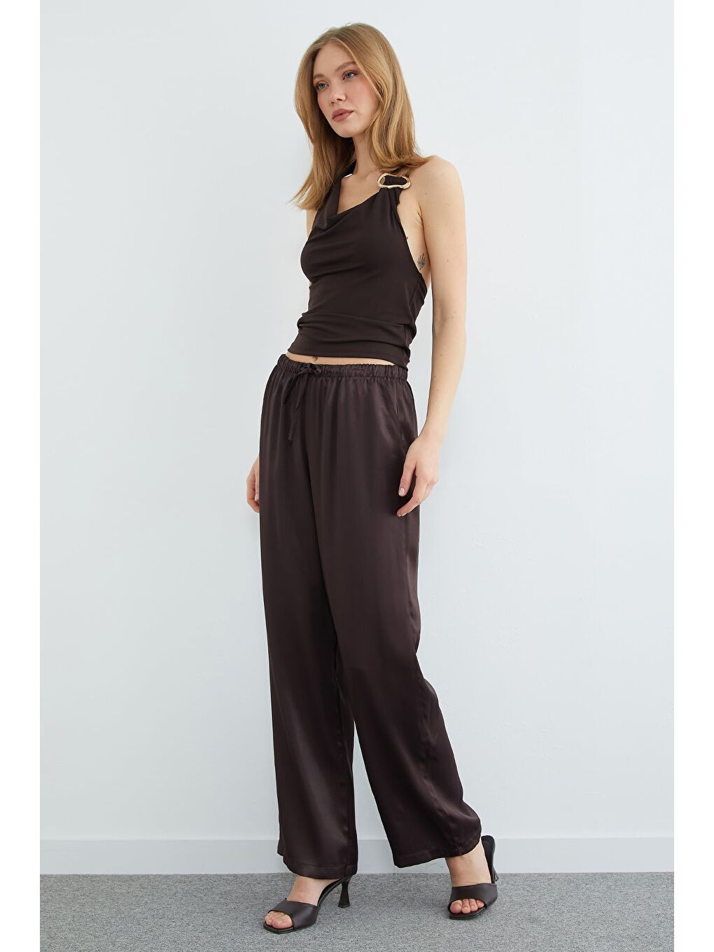 Kahverengi Beli Lastikli Cepli Palazzo Saten Pantolon-3