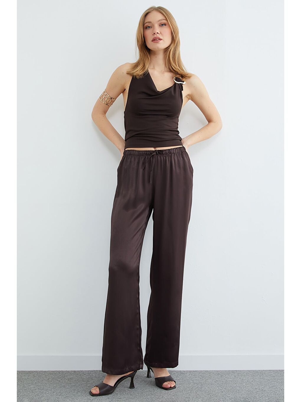 Kahverengi Beli Lastikli Cepli Palazzo Saten Pantolon-4