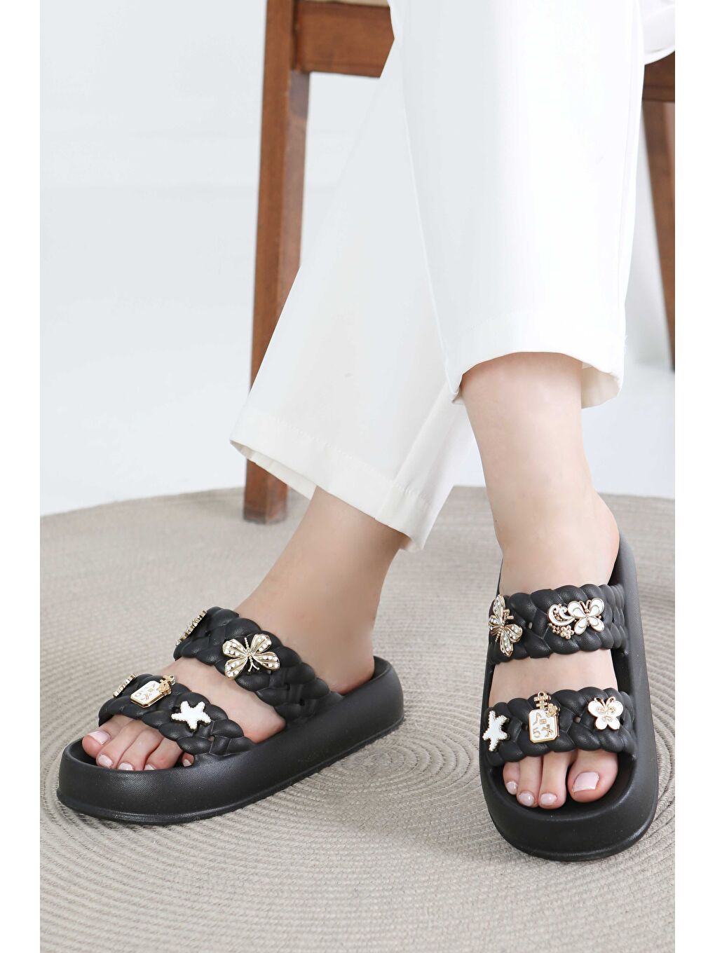 Kadın Siyah Tokalı Terlik - 27417-1