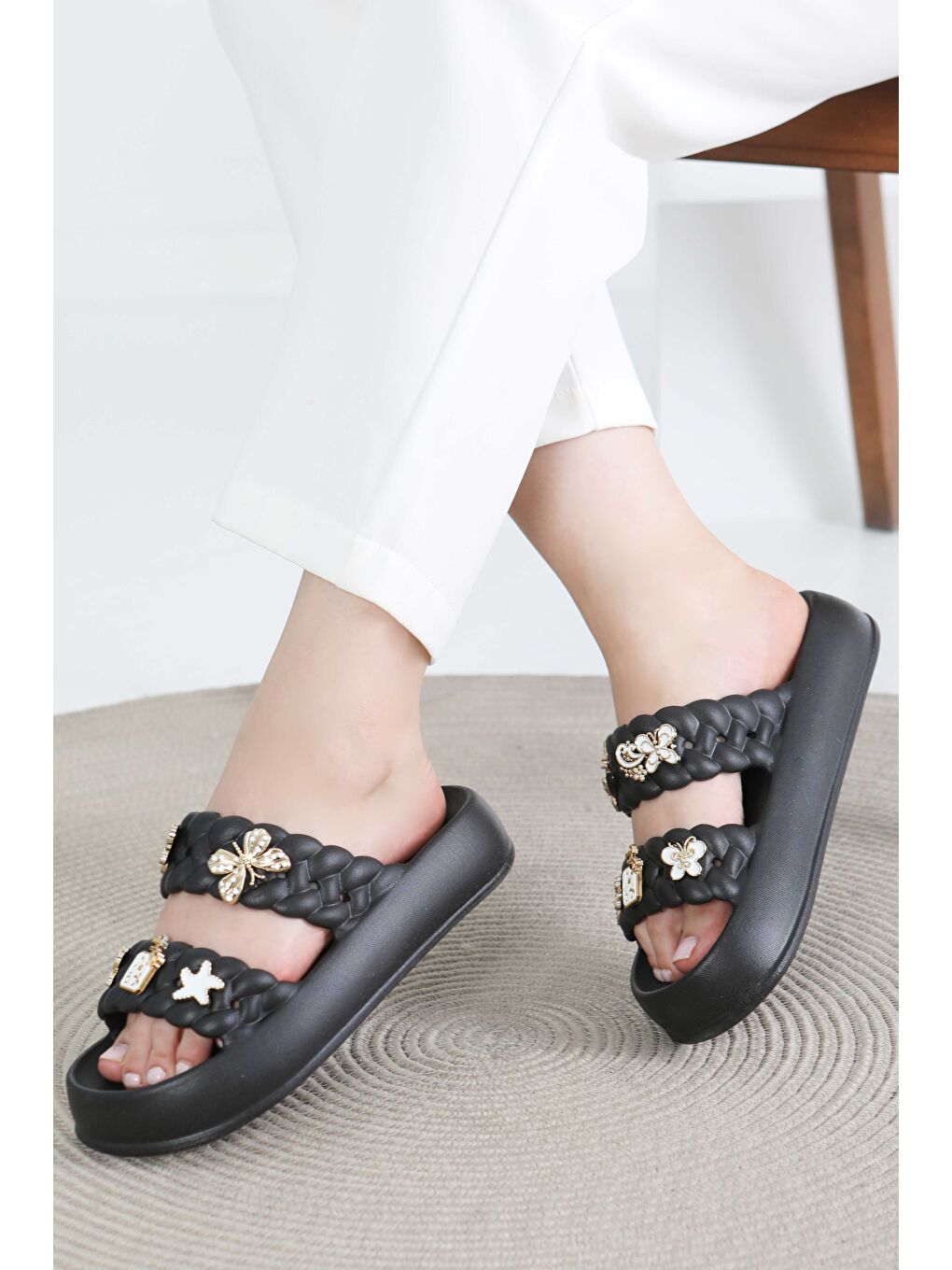 Kadın Siyah Tokalı Terlik - 27417-2