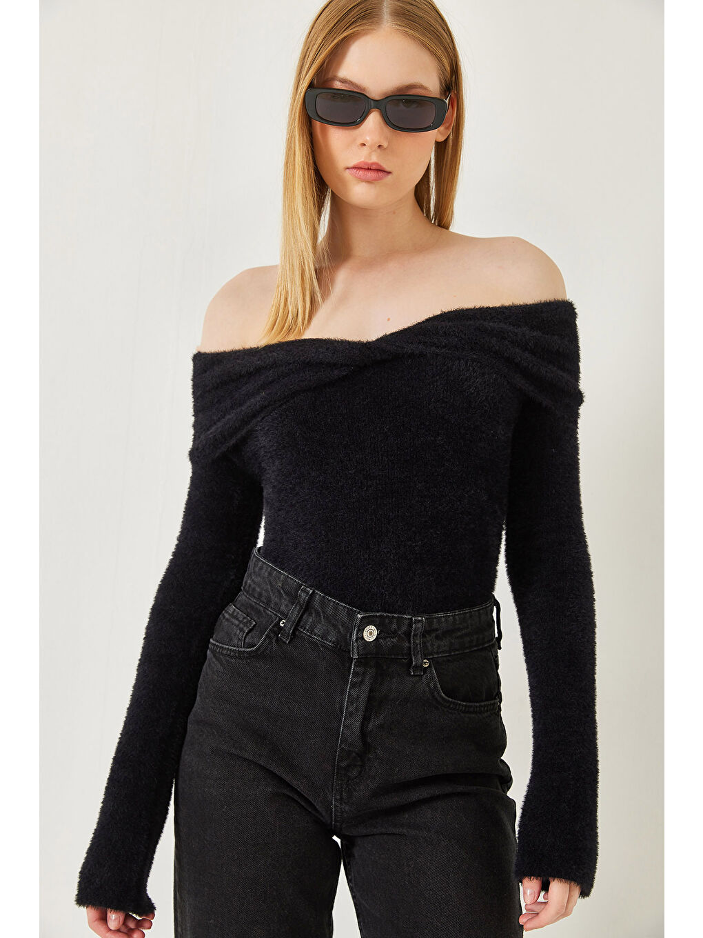 Siyah Kadın Yaka Detaylı Yumoş Triko Kazak