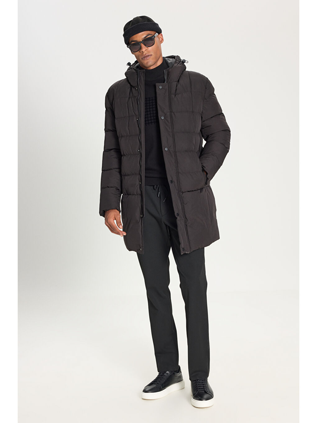 Erkek Siyah Standart Fit Normal Kesim Kapüşonlu Dik Yaka Yan Cepli Kaban-1