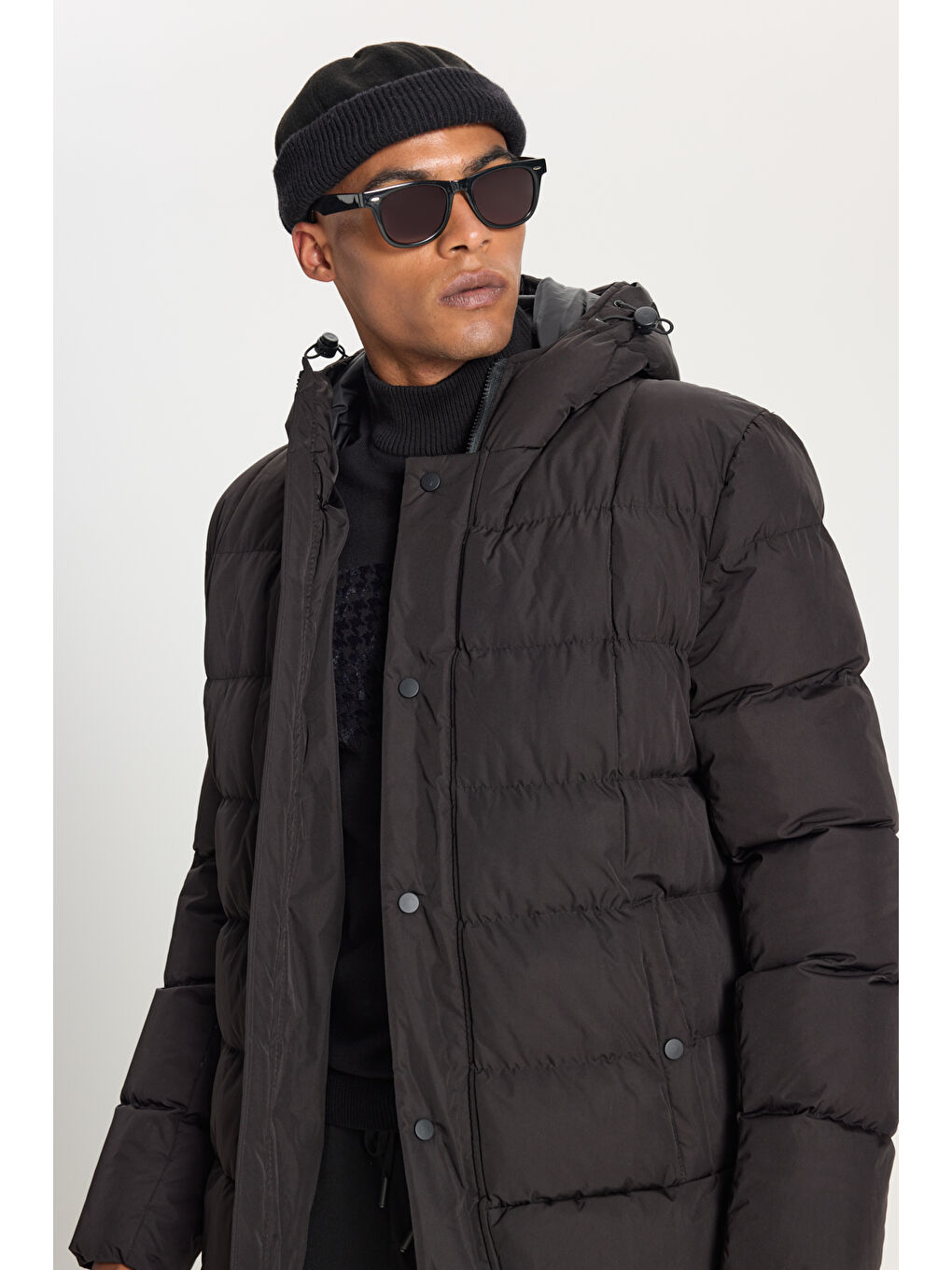 Erkek Siyah Standart Fit Normal Kesim Kapüşonlu Dik Yaka Yan Cepli Kaban-3